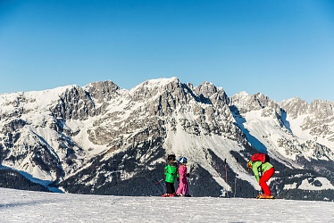 Familie beim Skifahren SkiWelt